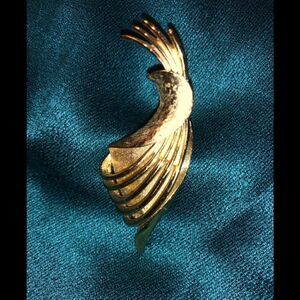 Vintage Monet brooch 